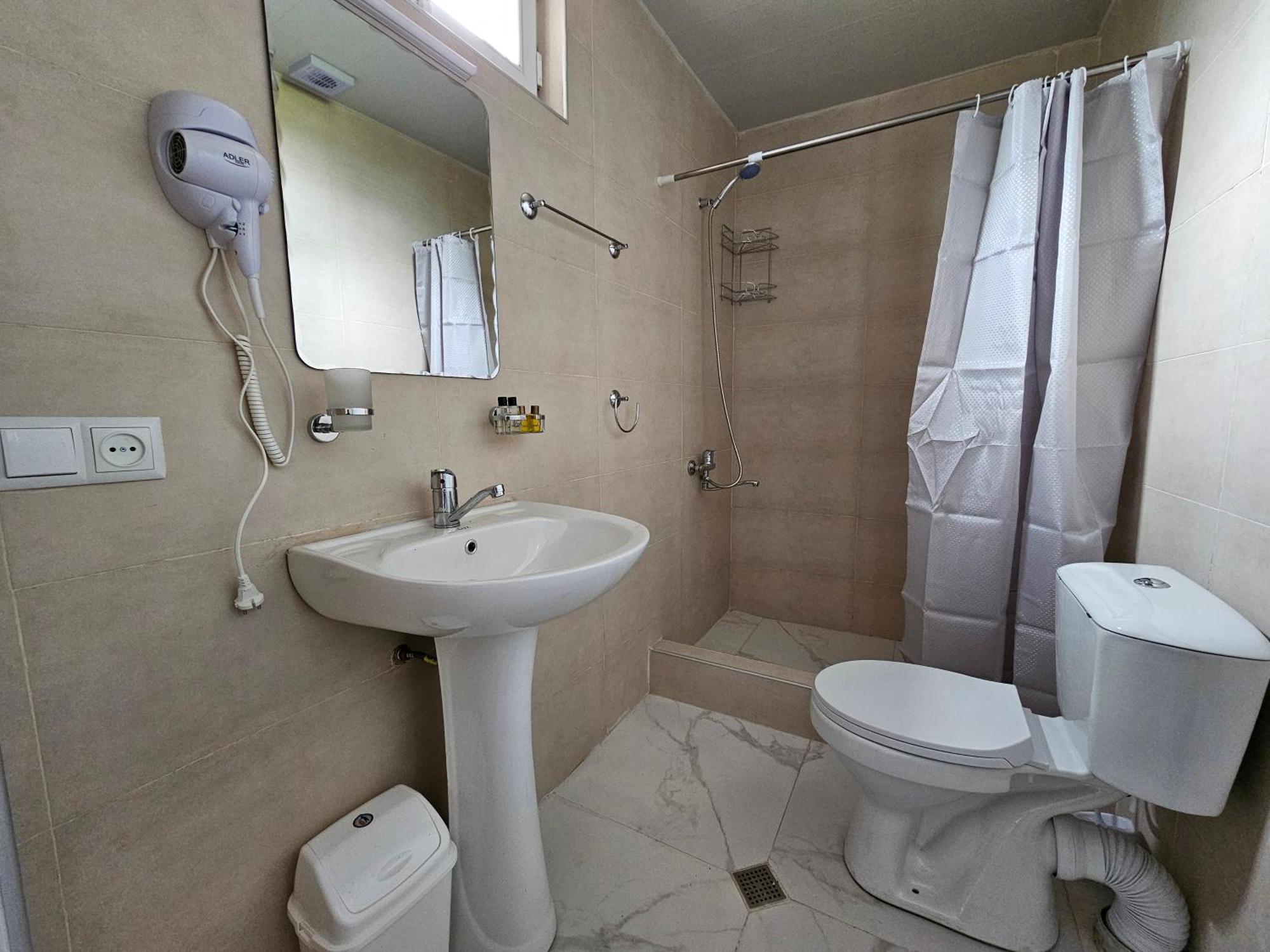 Hilltop Guest House Kutaisi Bagian luar foto