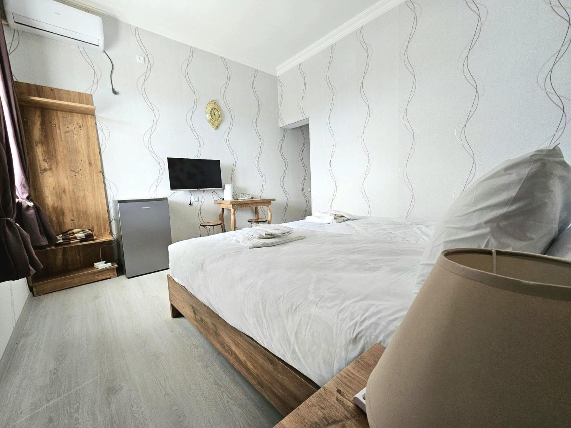 Hilltop Guest House Kutaisi Bagian luar foto