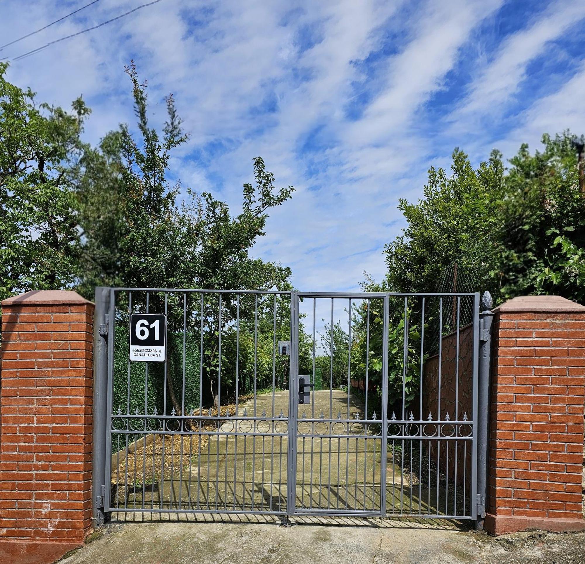 Hilltop Guest House Kutaisi Bagian luar foto