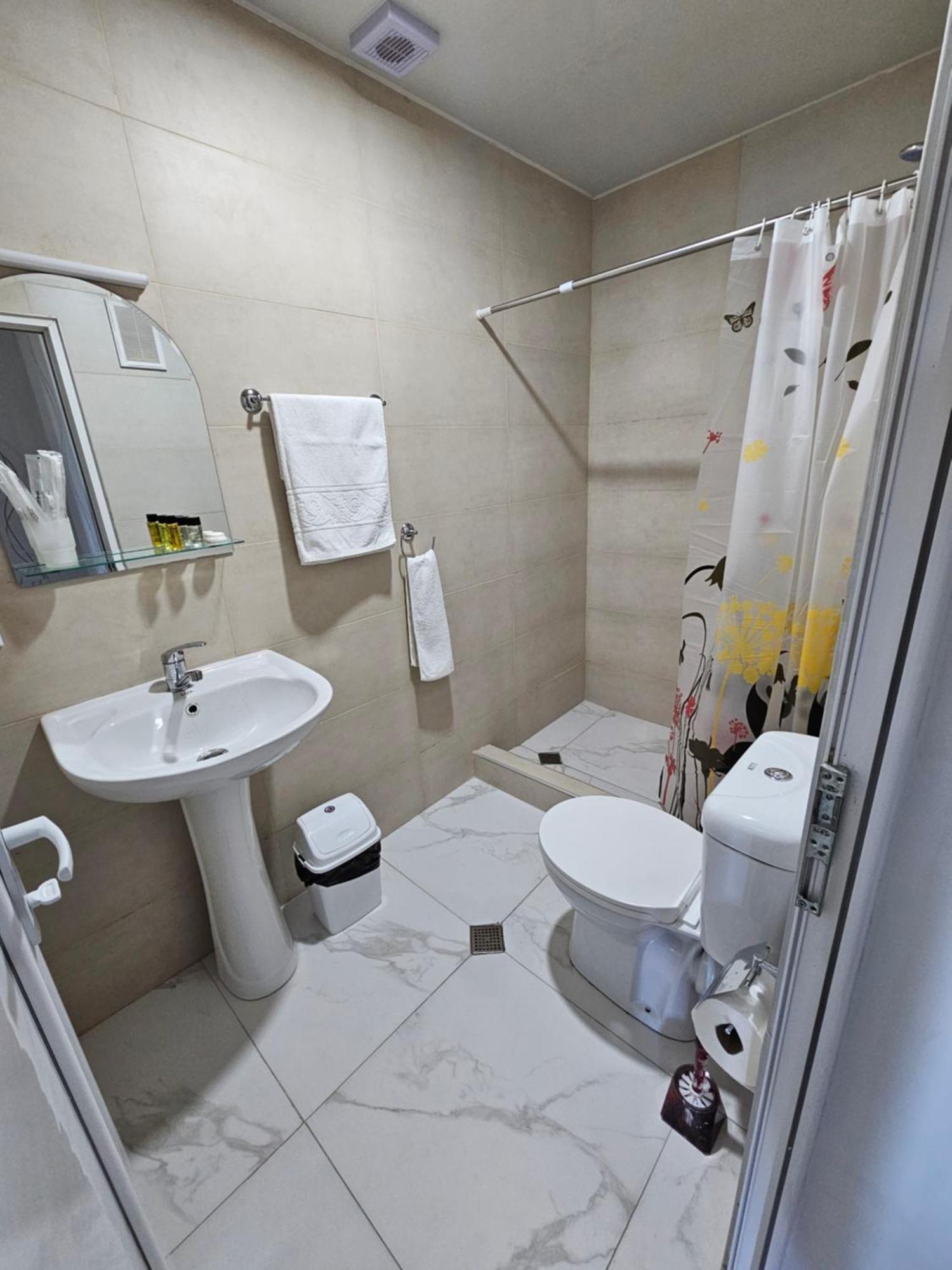 Hilltop Guest House Kutaisi Bagian luar foto